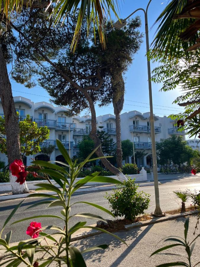 Theodorou Beach Hotel Apartments プサリビ エクステリア 写真
