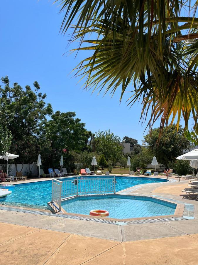 Theodorou Beach Hotel Apartments プサリビ エクステリア 写真