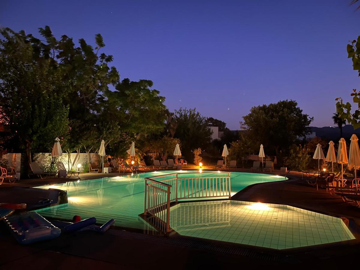 Theodorou Beach Hotel Apartments プサリビ エクステリア 写真