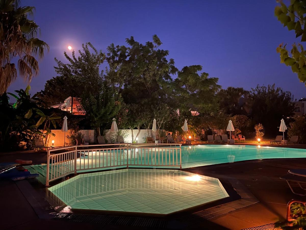 Theodorou Beach Hotel Apartments プサリビ エクステリア 写真