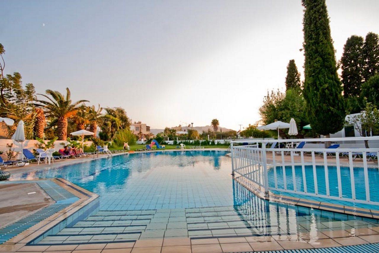 Theodorou Beach Hotel Apartments プサリビ エクステリア 写真